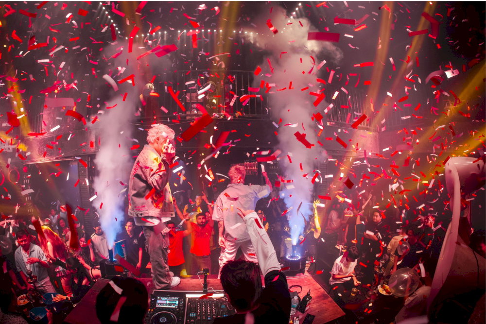 Hair of the Dog Club Saigon（Hair of the Dog Club Saigon）閃耀著耀眼的光芒